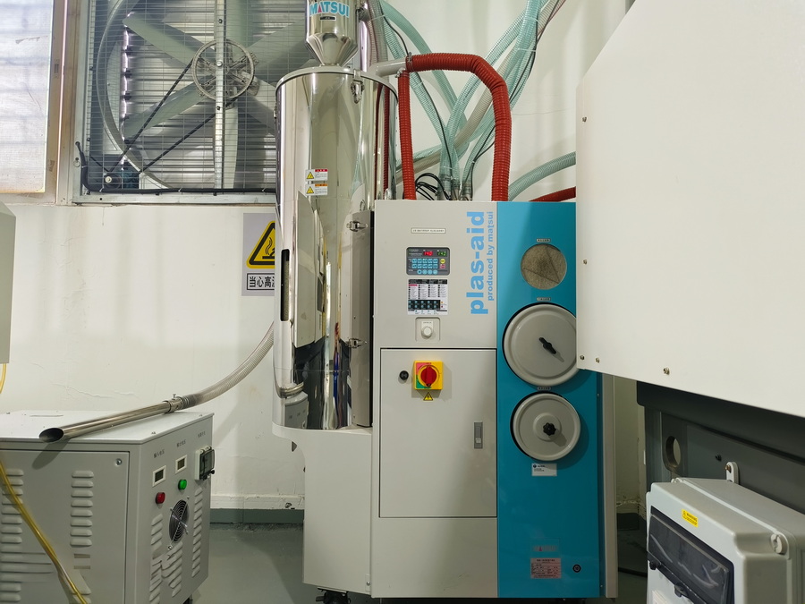 步步精注塑車間